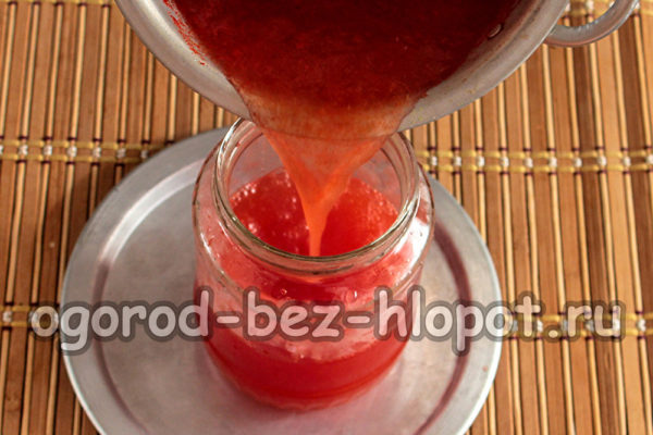 Den Saft in Gläser füllen.