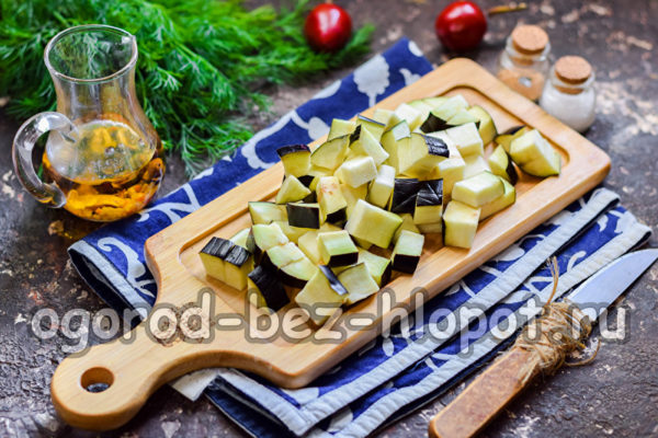 Coupez les aubergines en cubes