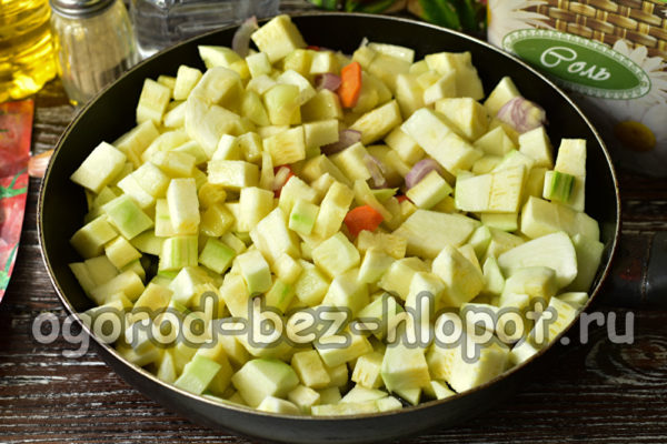 mettere le verdure in una padella