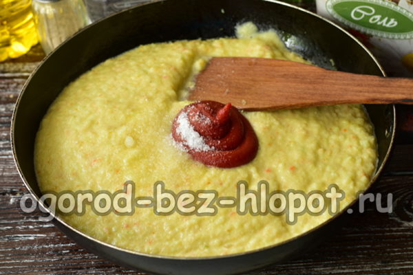 aggiungere sale, zucchero, concentrato di pomodoro