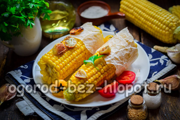 Mais, gebacken mit Knoblauch und Kräutern