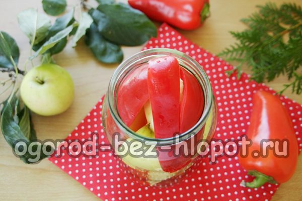 поставете ябълките и чушките в буркан