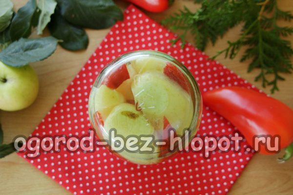 затворете бурканите и ги обърнете