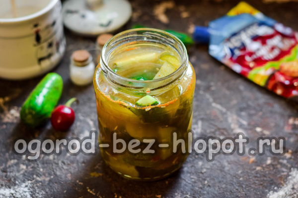 وضع الخيار في جرة