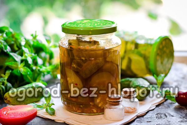 خيار مقطع مع كاتشب الفلفل الحار لفصل الشتاء