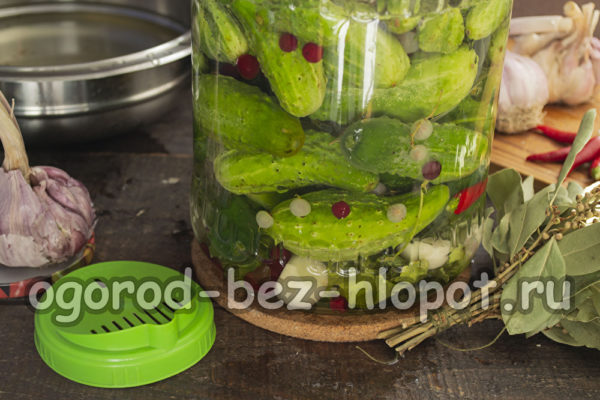 verser de l'eau bouillante sur les concombres