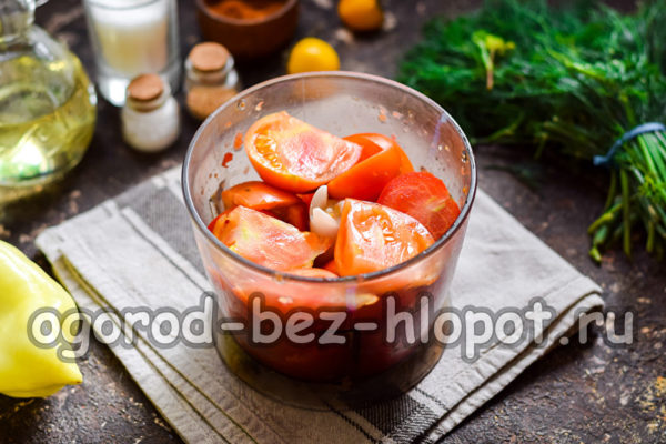 Coloca los tomates en el vaso de la batidora.