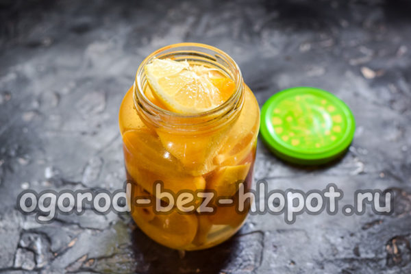 залейте прасковите със сироп