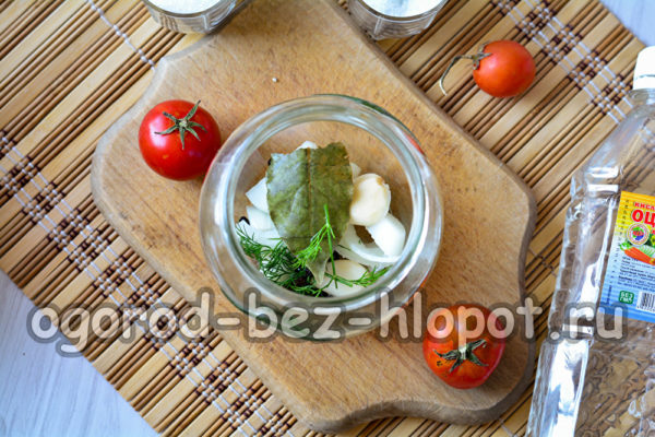 ضع التوابل والبصل في وعاء