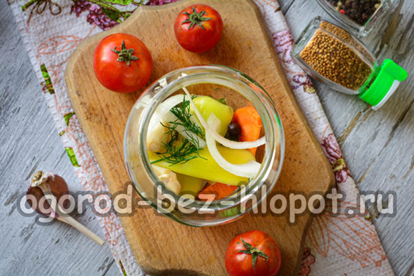 التوابل والخضروات في جرة