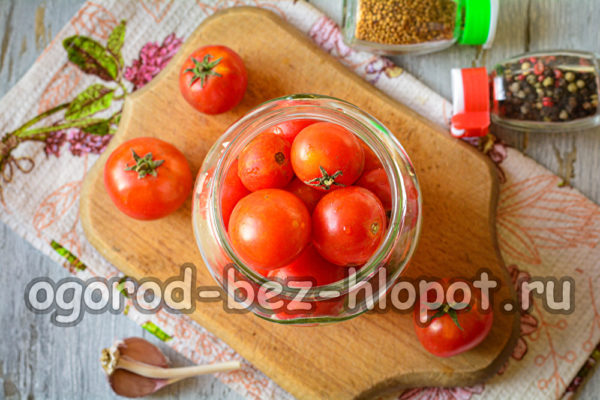 وضع الطماطم في جرة