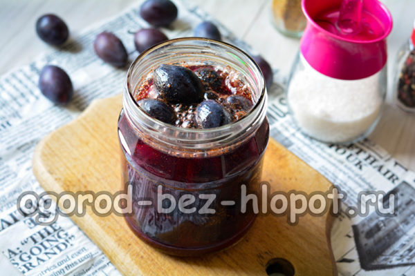 Versez la marinade sur les prunes.