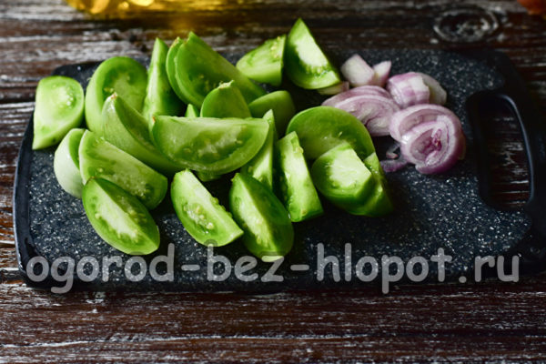 Tomaten und Zwiebeln klein schneiden