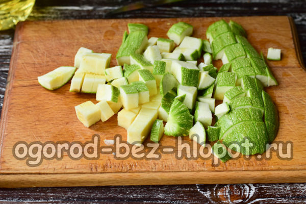 Die Zucchini schneiden