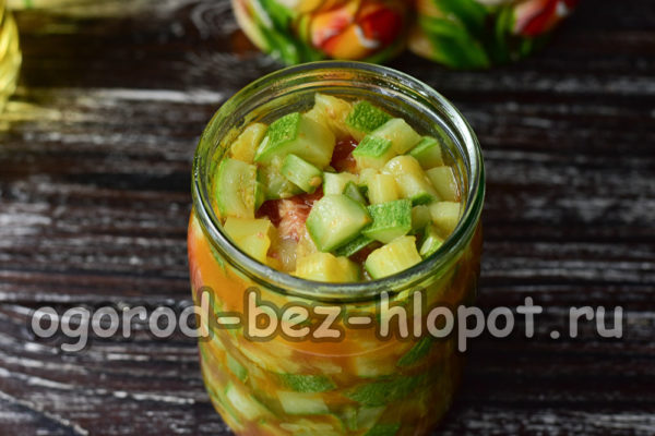 Den Salat in ein Glas füllen
