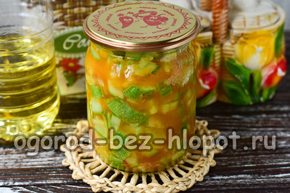Ein köstlicher Salat aus Zucchini, Tomaten und Paprika.