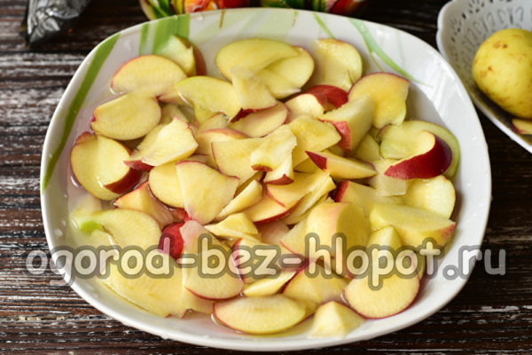 faire tremper les tranches de pomme dans l'eau