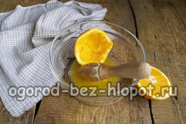 Den Saft aus einer Orange pressen