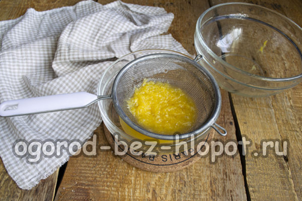Den Saft abseihen