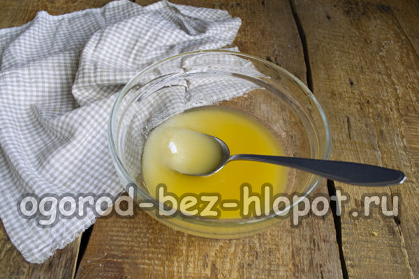 Zucker und Zitronenschale hinzufügen
