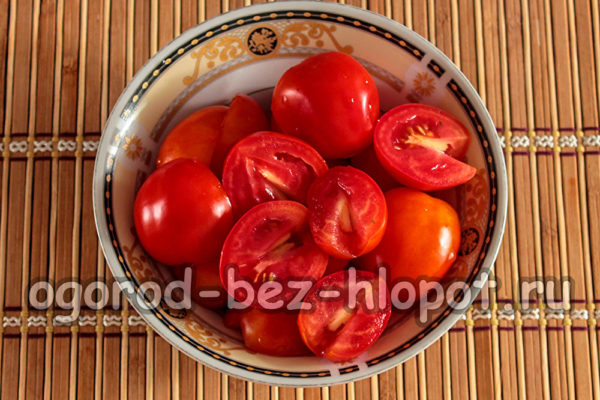 lavare e tagliare i pomodori