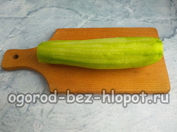 éplucher la courgette