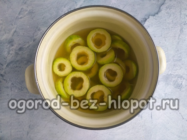 faire bouillir les courgettes dans du sirop
