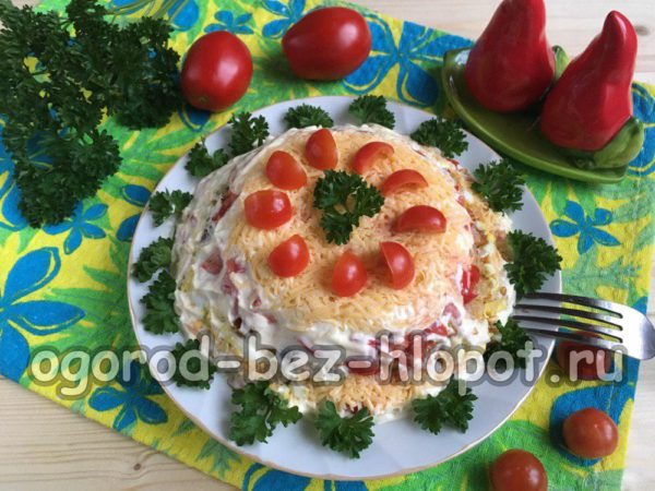 Salade express à base de tomates, de fromage, de croûtons et d'œufs