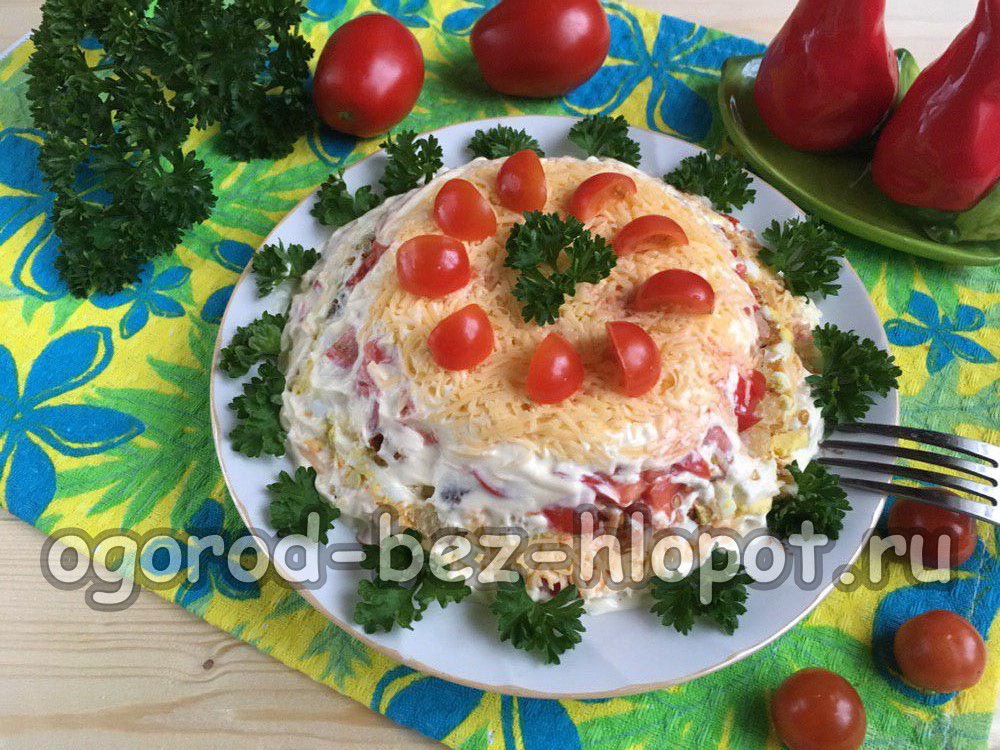 Минутна салата, приготвена от домати, сирене и крутони