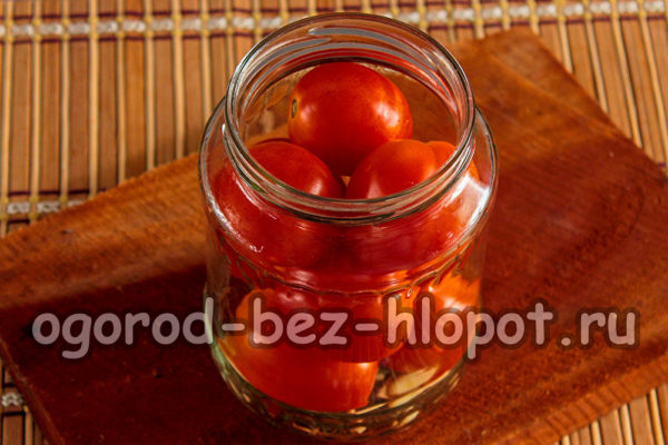Tomaten in ein Glas geben