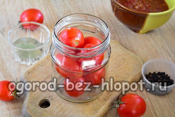 put tomatoes in jars