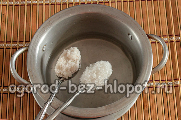 ajouter du sel et du sucre à l'eau