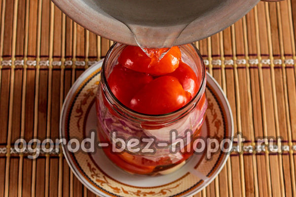 Versez la marinade sur la salade