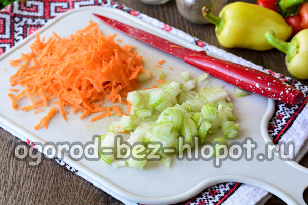 нарежете морковите и лука