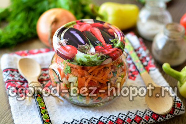 дресинг за зелева супа, приготвена от домати, чушки и моркови