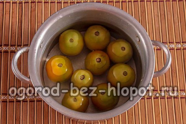 verser de l'eau bouillante sur les tomates