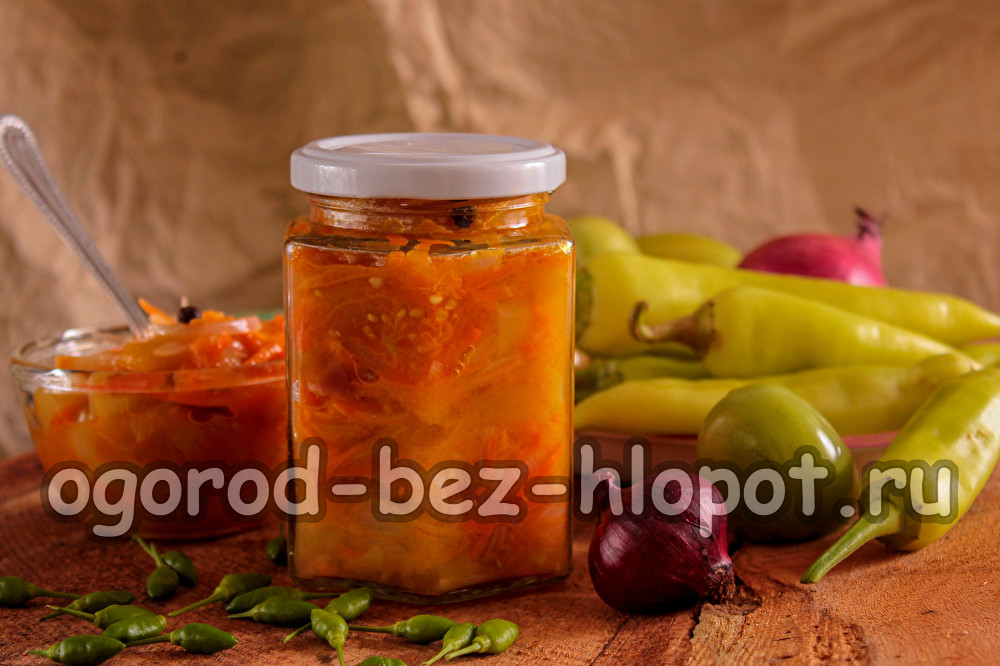 Salat aus grünen Tomaten, Karotten und Paprika