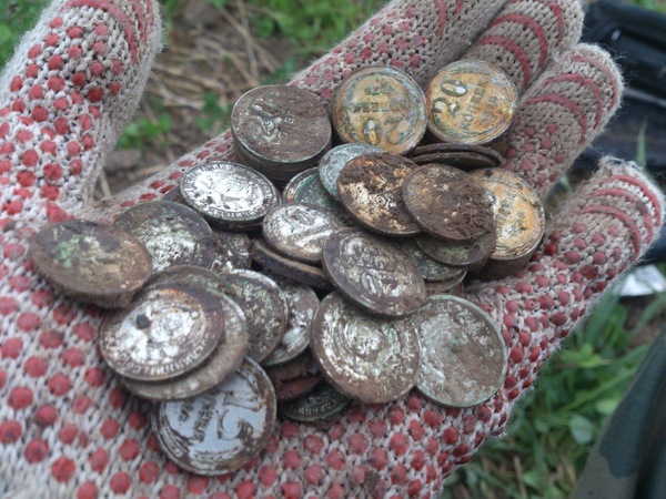 Pourquoi des pièces de fer sont-elles enterrées sur le site ?
