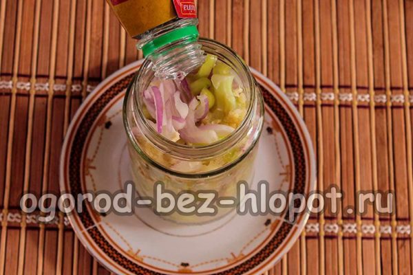 املأ البرطمان بالخضروات، ثم اسكب الزيت