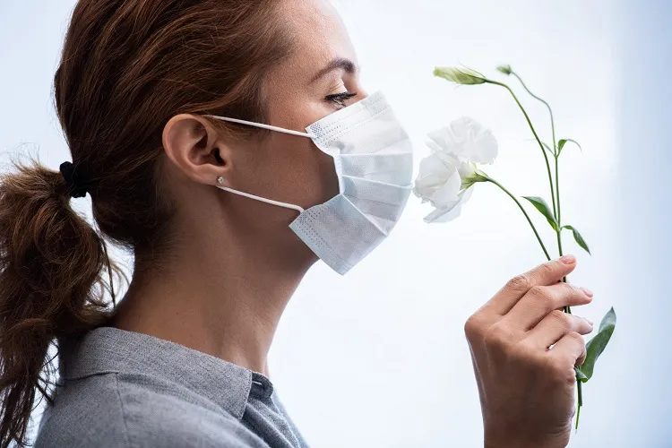 Fiore attraverso una maschera