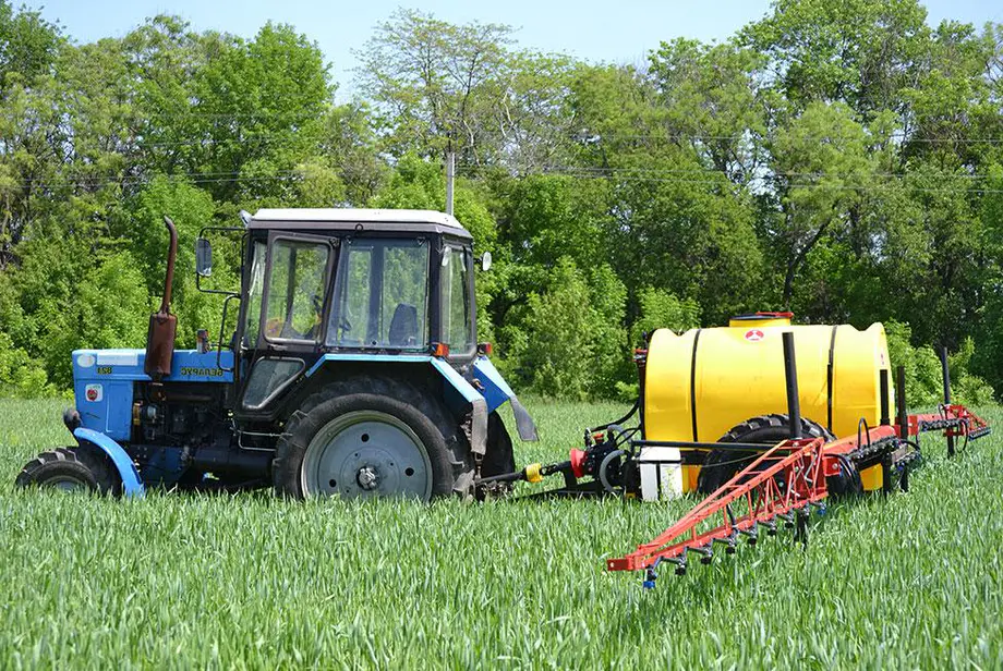 tracteur avec pulvérisateur